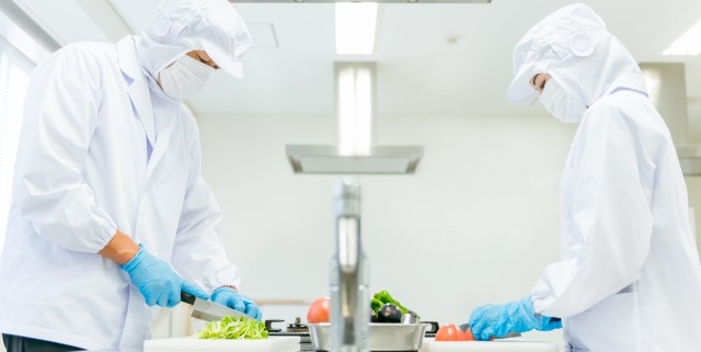 空港で働くケータリングスタッフ