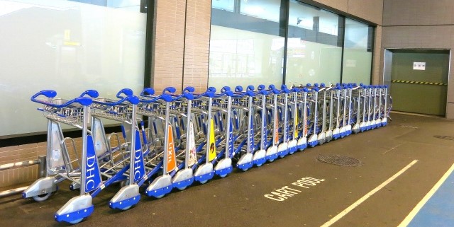 カート整備する空港の仕事
