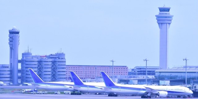 管制塔で働く管制官